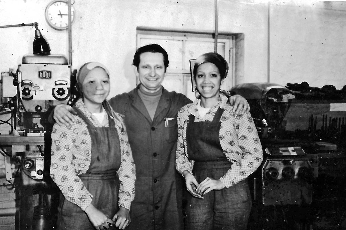 Yolanda Cuesta Osloal (rechts), Esmireldis Navarro de la Cruz (links) und ihr Chef im VEB Fahrzeuggetriebewerk Joliot Curie,  Leipzig  ~ 1978