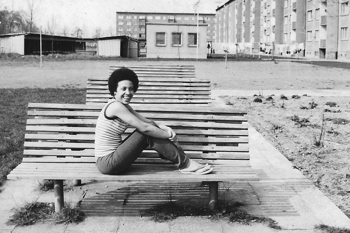 Yolanda Cuesta Osloal auf dem Hinterhof des Wohnheims, Leipzig ~ 1980
