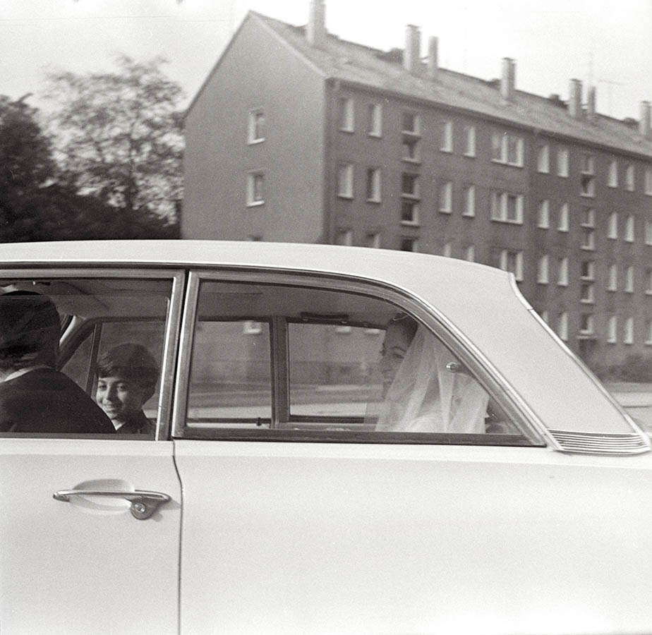 Die ältere Schwester Mansar Asisis (hinten im Auto), Leipzig 1968
