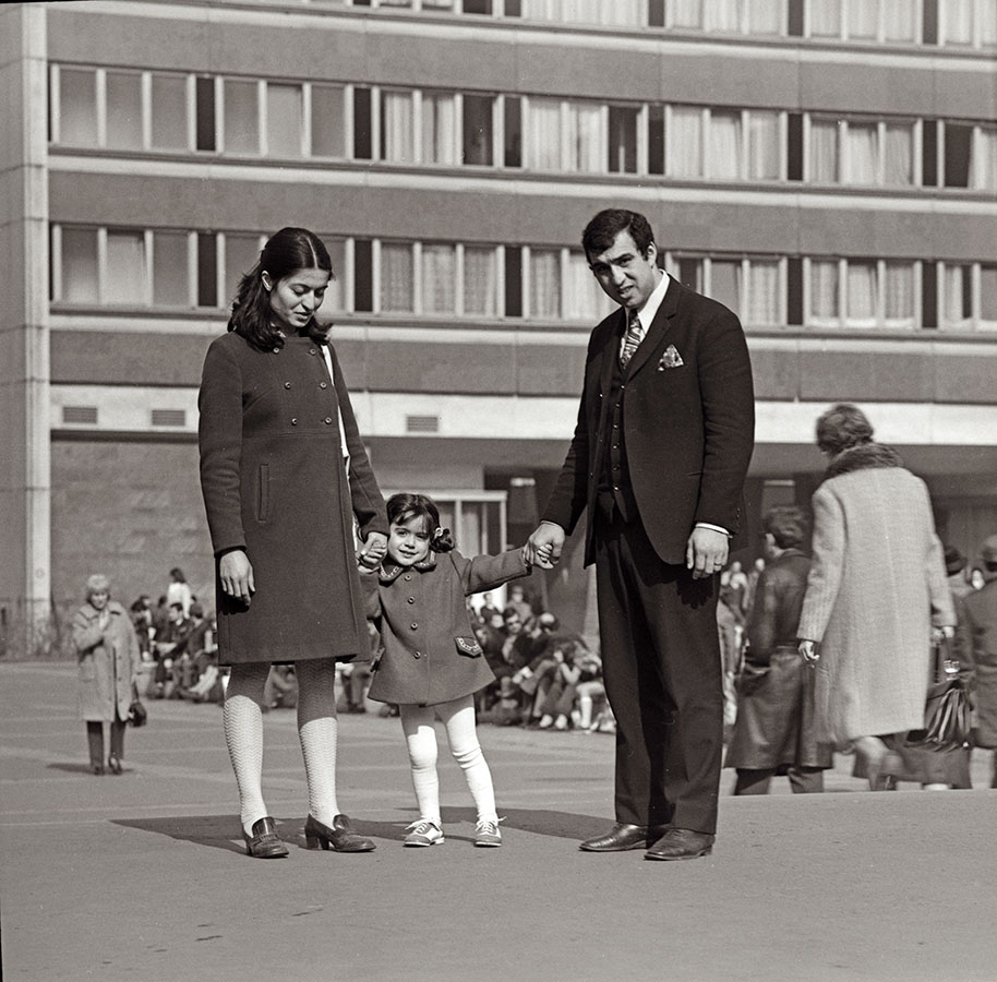 Mansar Asisi’s älteste Schwester mit Ehemann und Tochter, Leipzig 1971