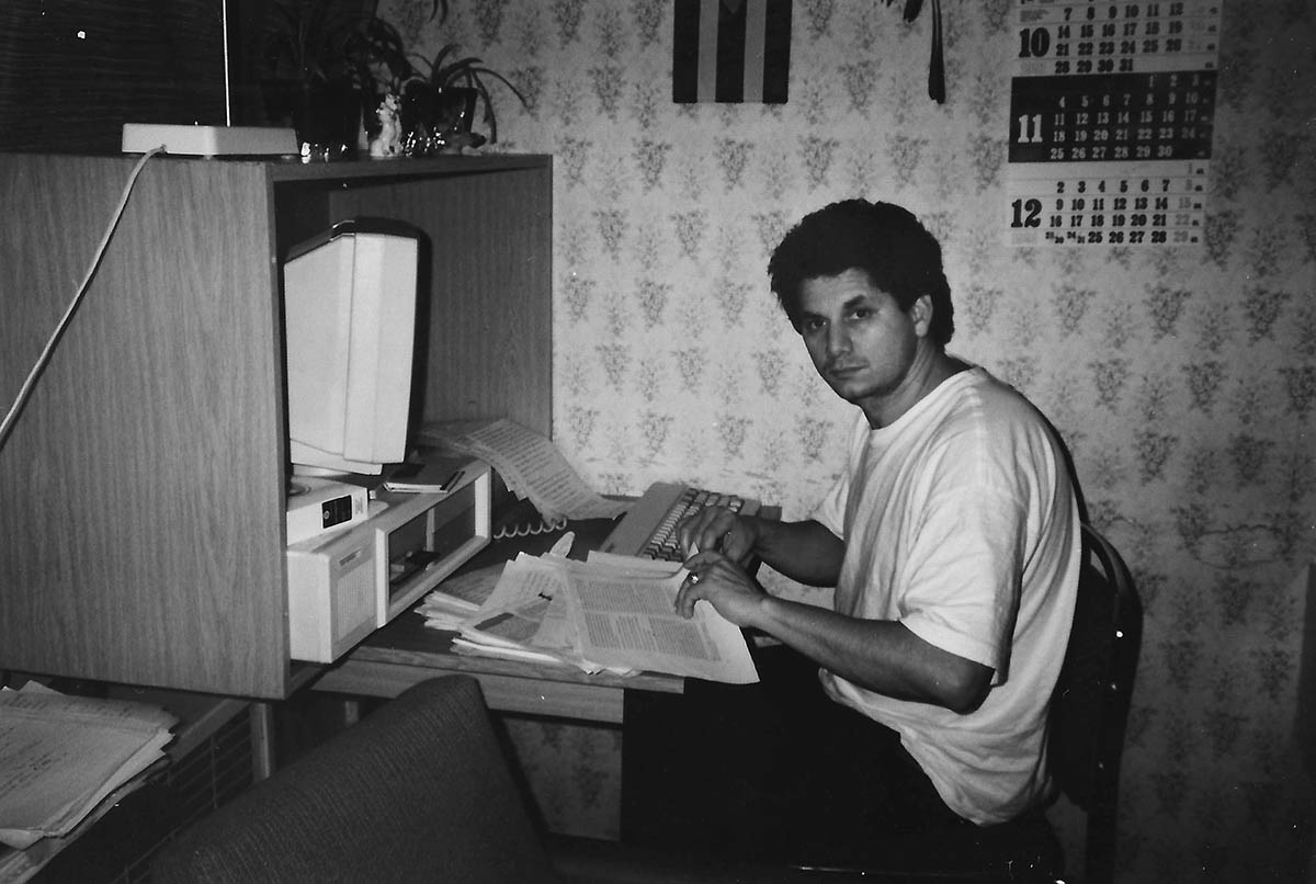 Jesús Ismael Irsula im Studentenwohnheim, Leipzig 1991