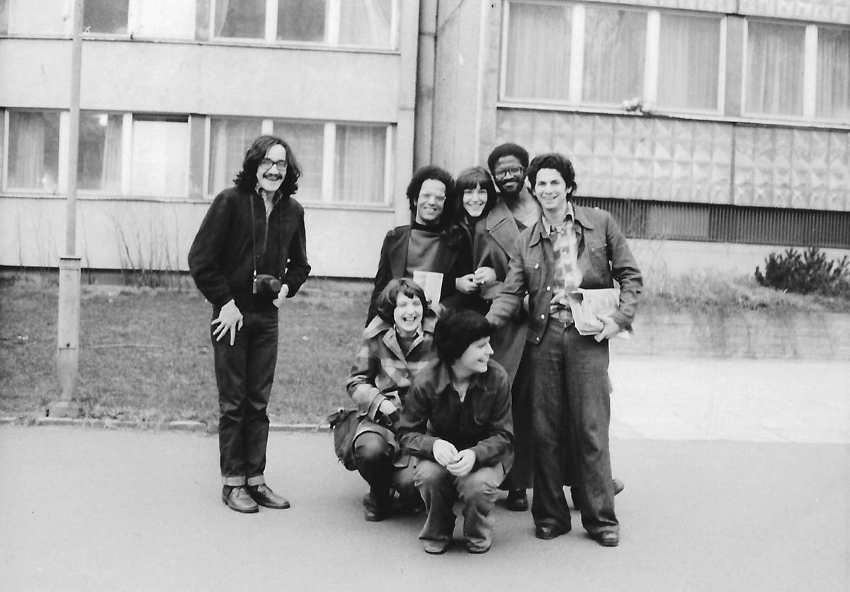 Jesús Ismael Irsula (rechts) zusammen mit Kommiliton:innen vor dem Studentenwohnheim, Leipzig 1978