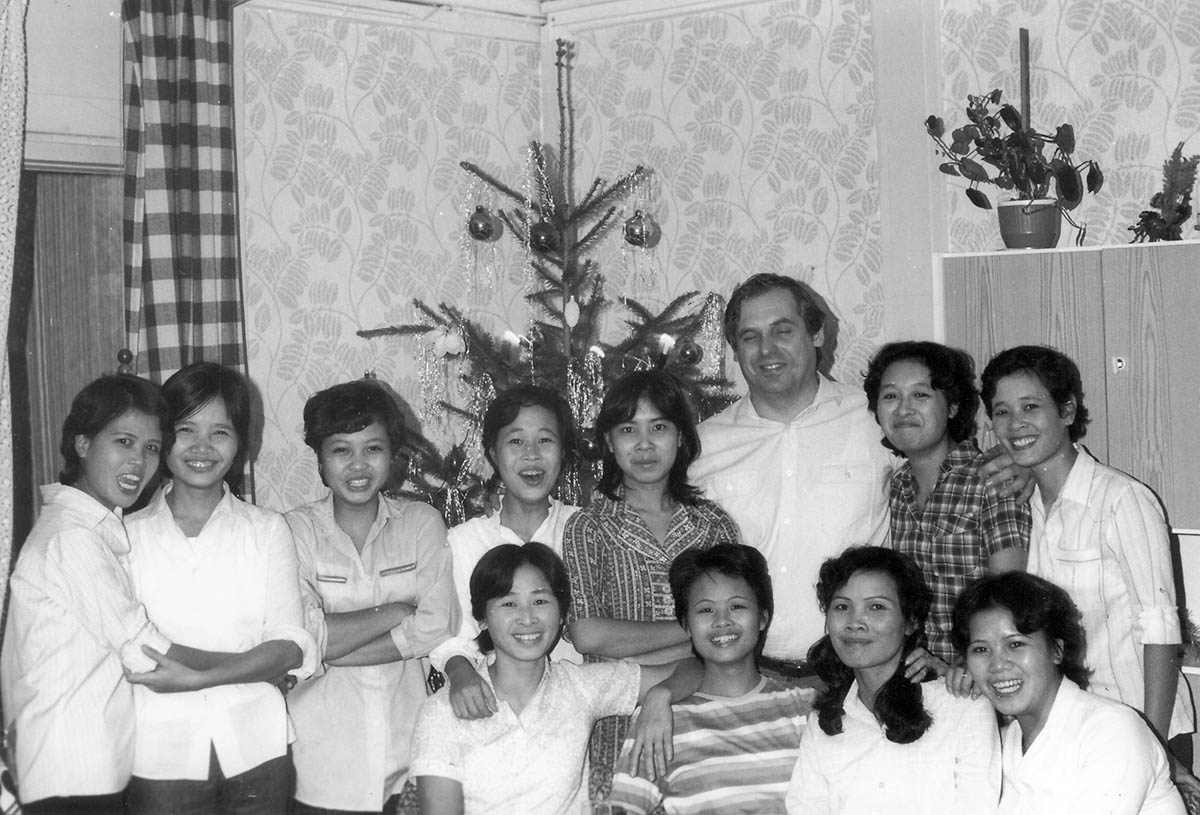 Kolleginnen von Nguyen Thi Thu Thuy und der Hausmeister des Wohnheims, Plauen 25.12.1987