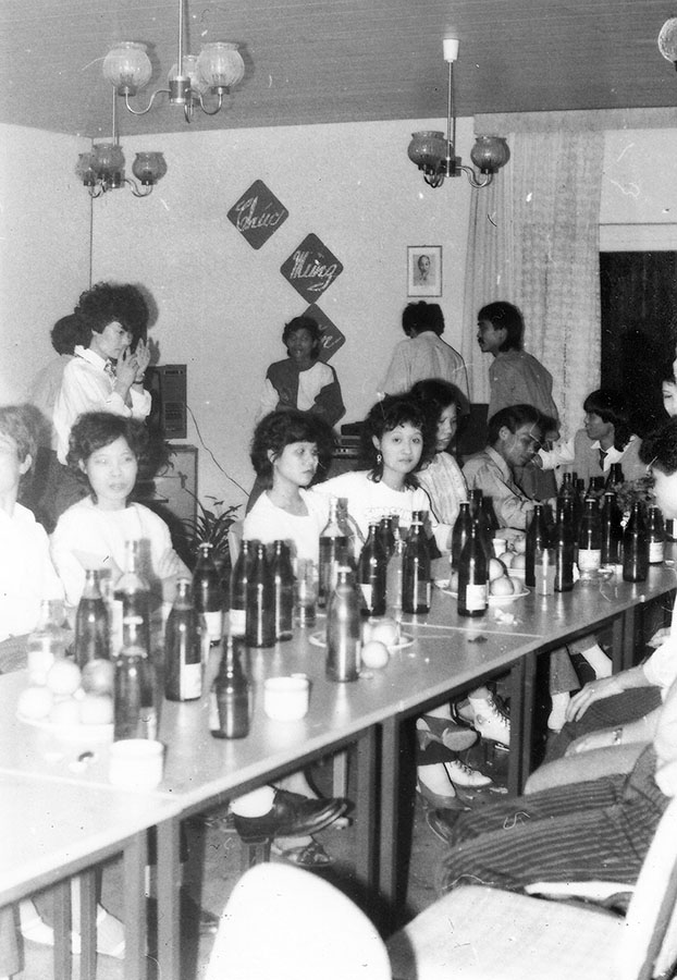 Nguyen Thi Thu Thuy (Vierte von links am Tisch), Plauen 14.2.1989