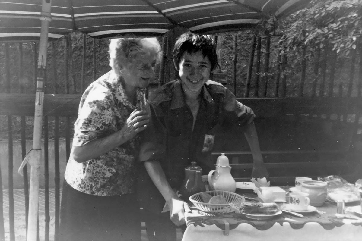 Danilo Starosta mit seiner Großmutter, Freital ~1980