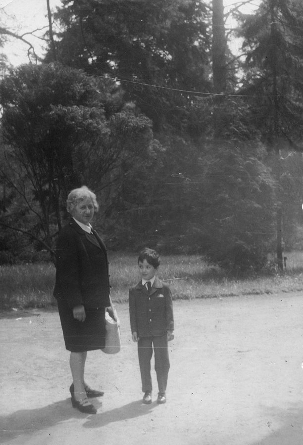 Danilo Starosta mit Großmutter Lisbeth, Schloß Pillnitz~1972