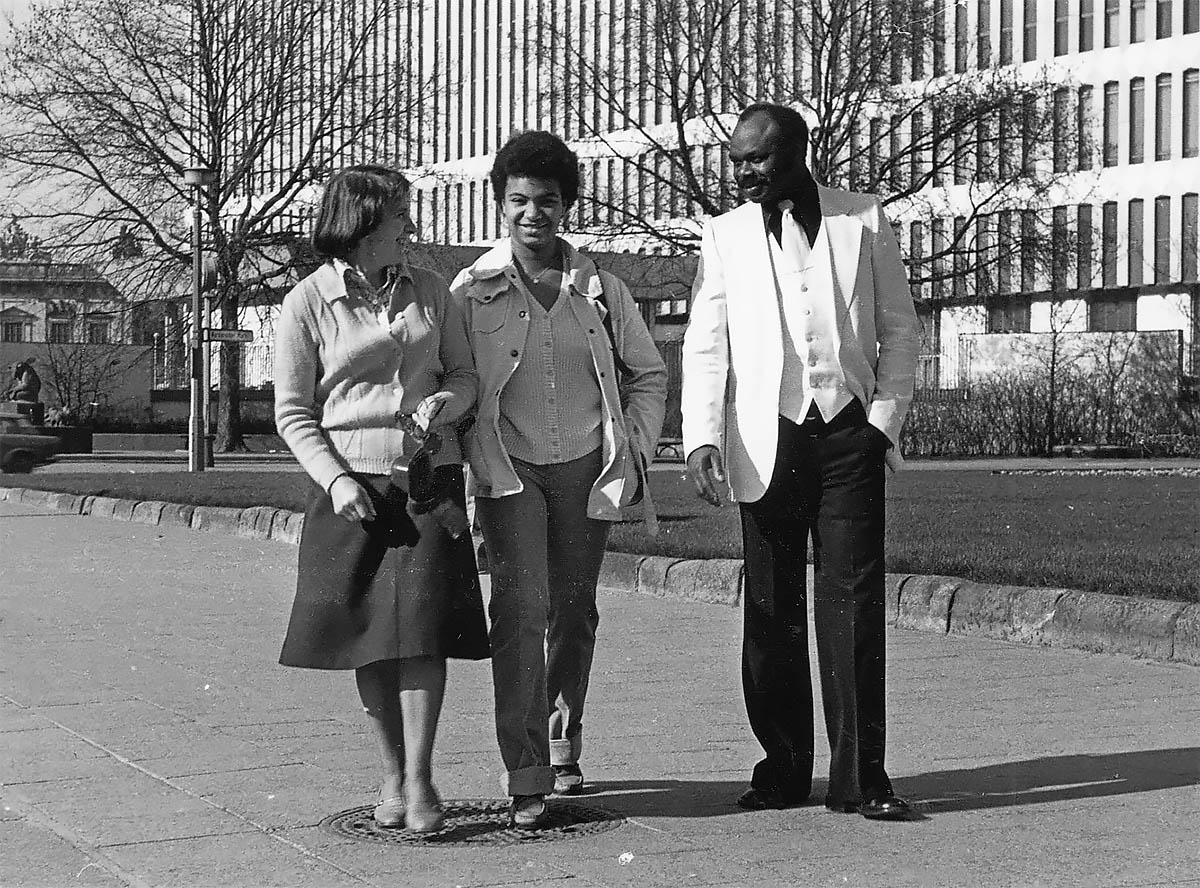 Annette Hannemann und ihre Eltern Johanna Wiesner und Edouard Yalla Ombiono, Berlin 1976