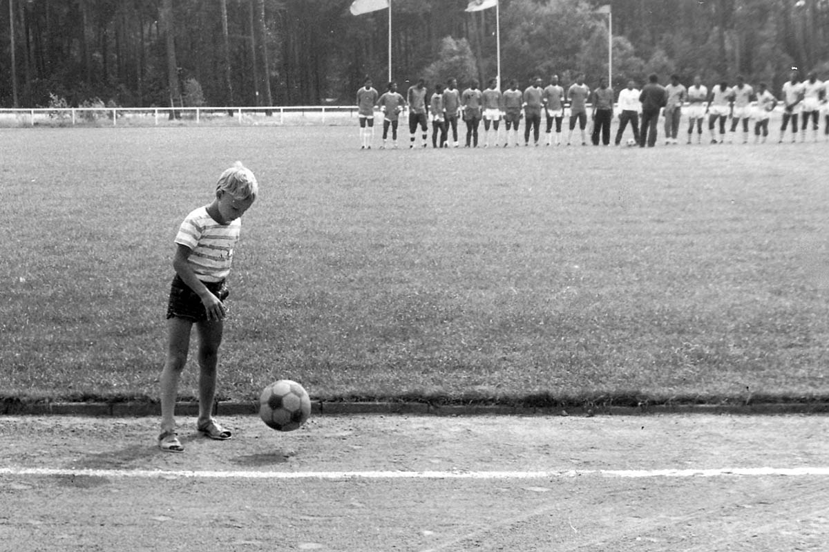 Fußballmanschaft der angolanischen Vertragsarbeiter, Eberswalde ~ 1988