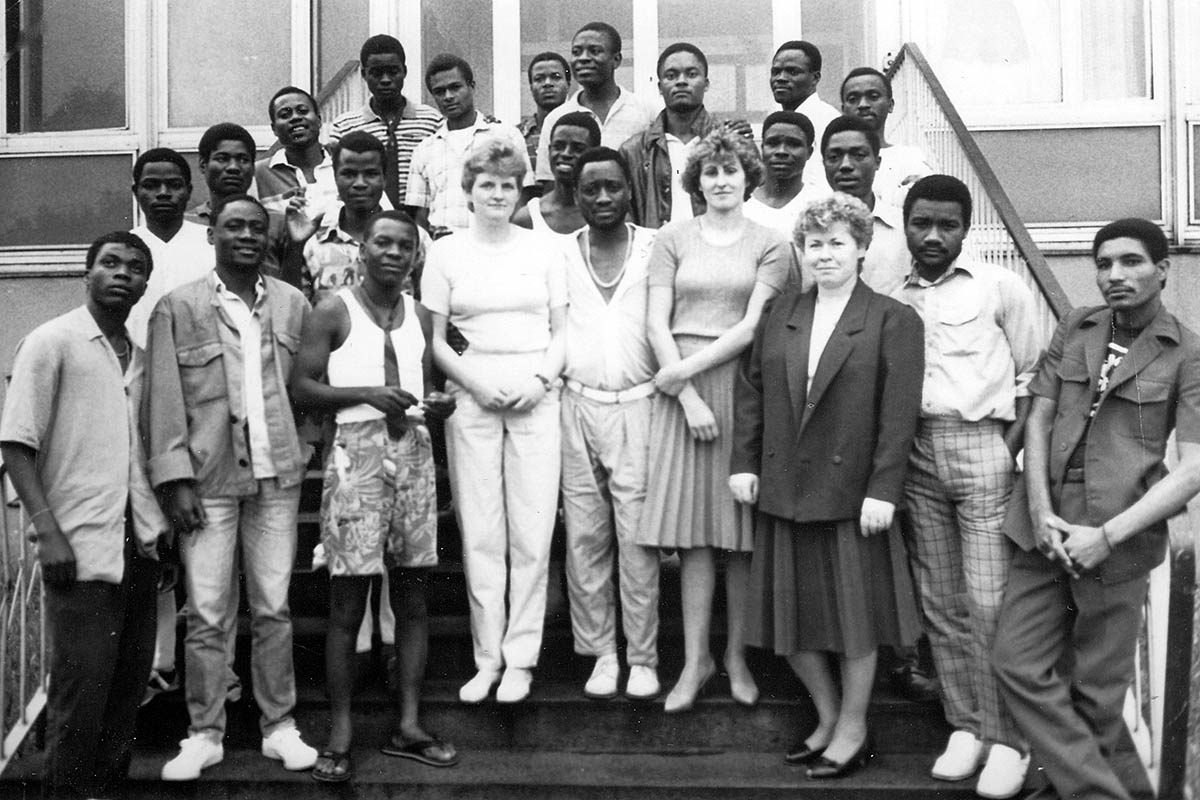 Augusto Jone Munjunga (2. Reihe ganz rechts), Gruppenfoto der angolanischen Vertragsarbeiter, Eberswalde 1987