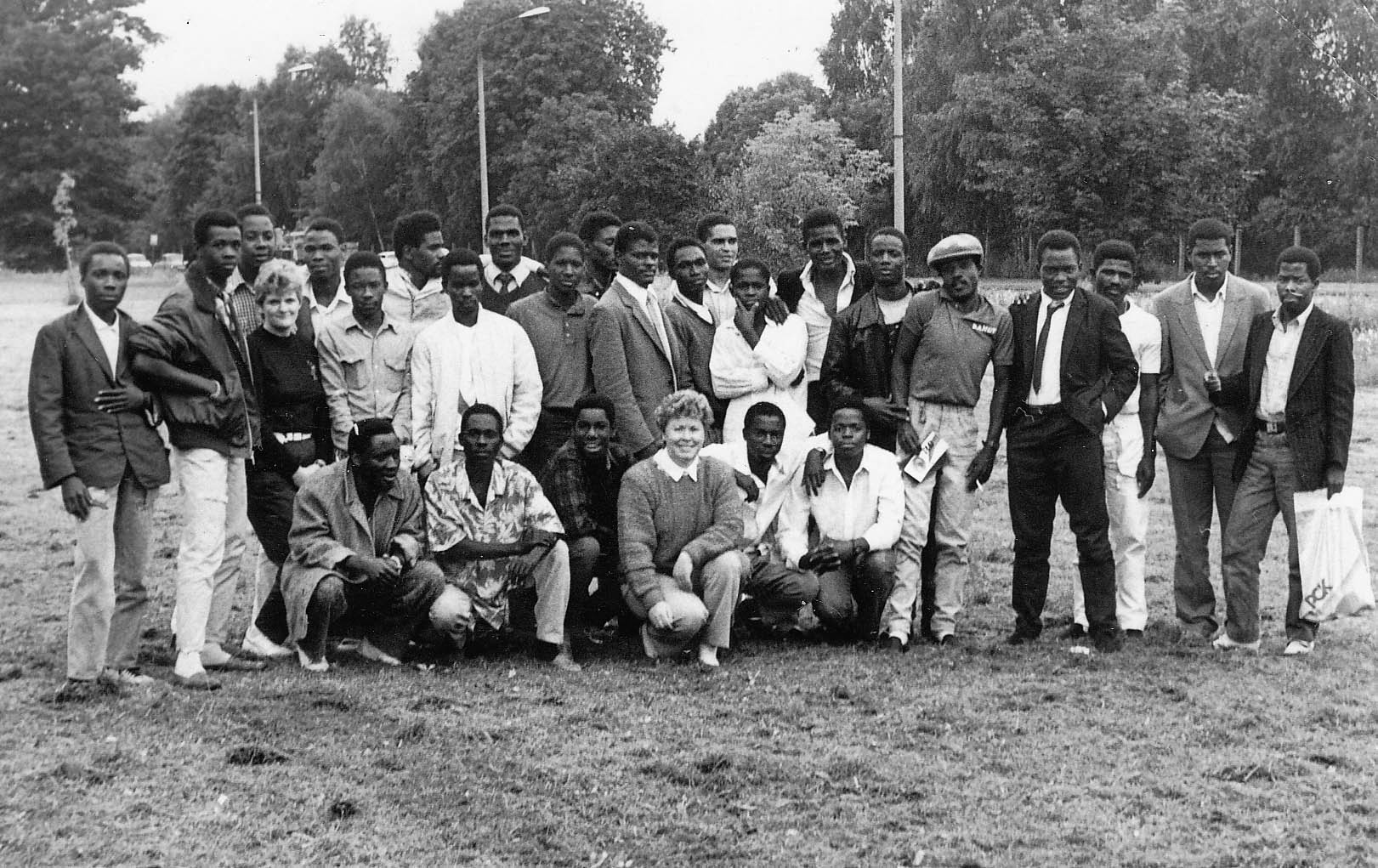 Angolanische Vertragsarbeiter und zwei Betreuerinnen, Eberswalde 1987