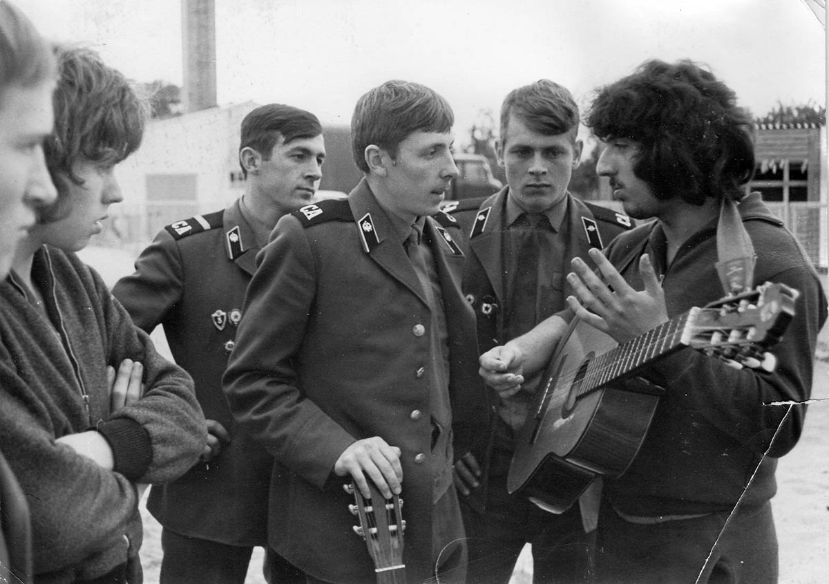 Kostas Kipuros mit Sowjetsoldaten, Strausberg 1976 