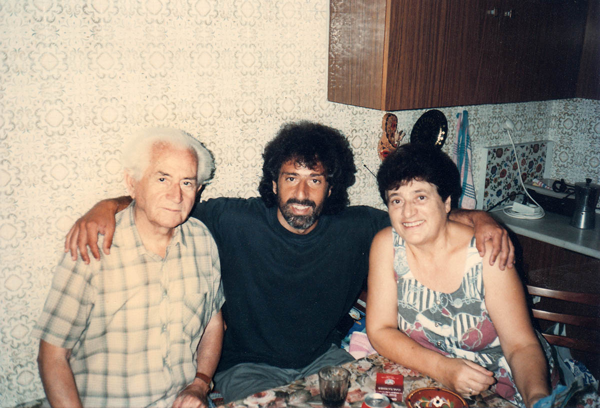 Kostas Kipuros mit seinen Eltern, Athen 1999