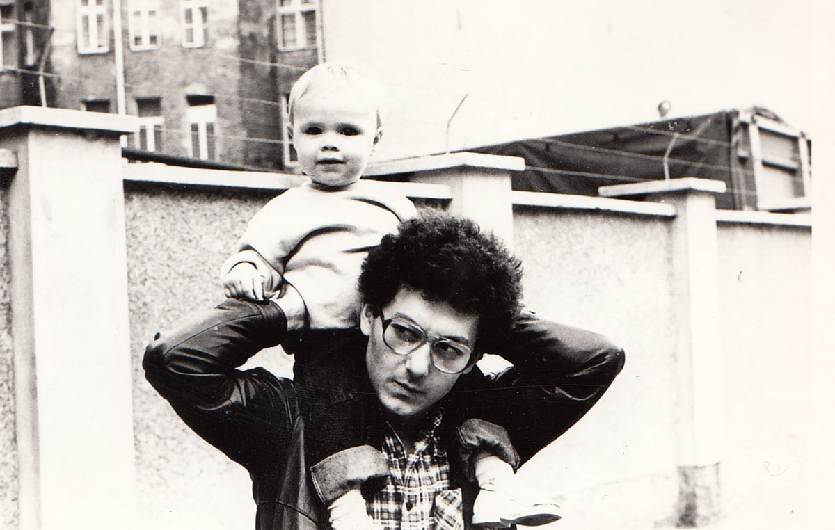 Tanju Tügel mit seiner Tochter, Berlin ~1985