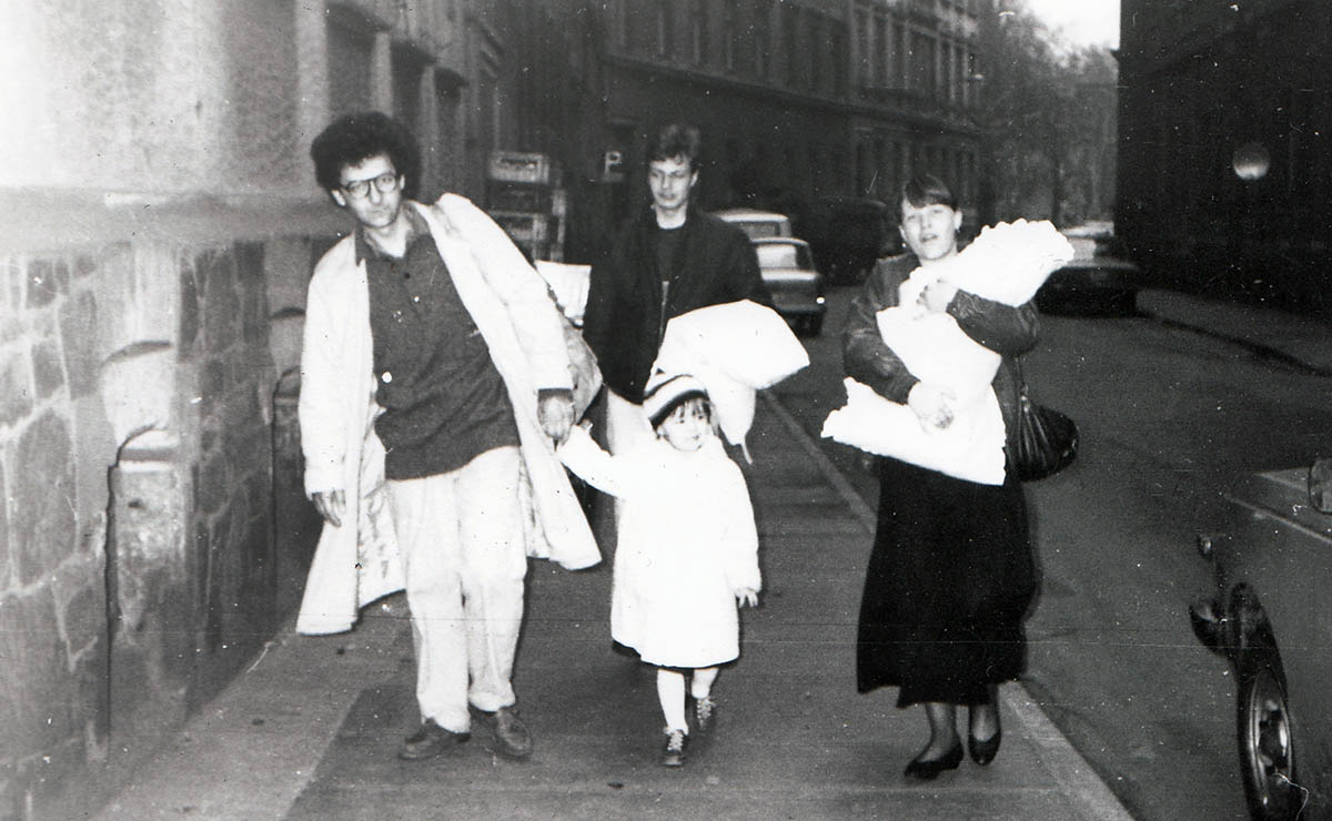 Tanju Tügel mit Familie, Berlin 1988