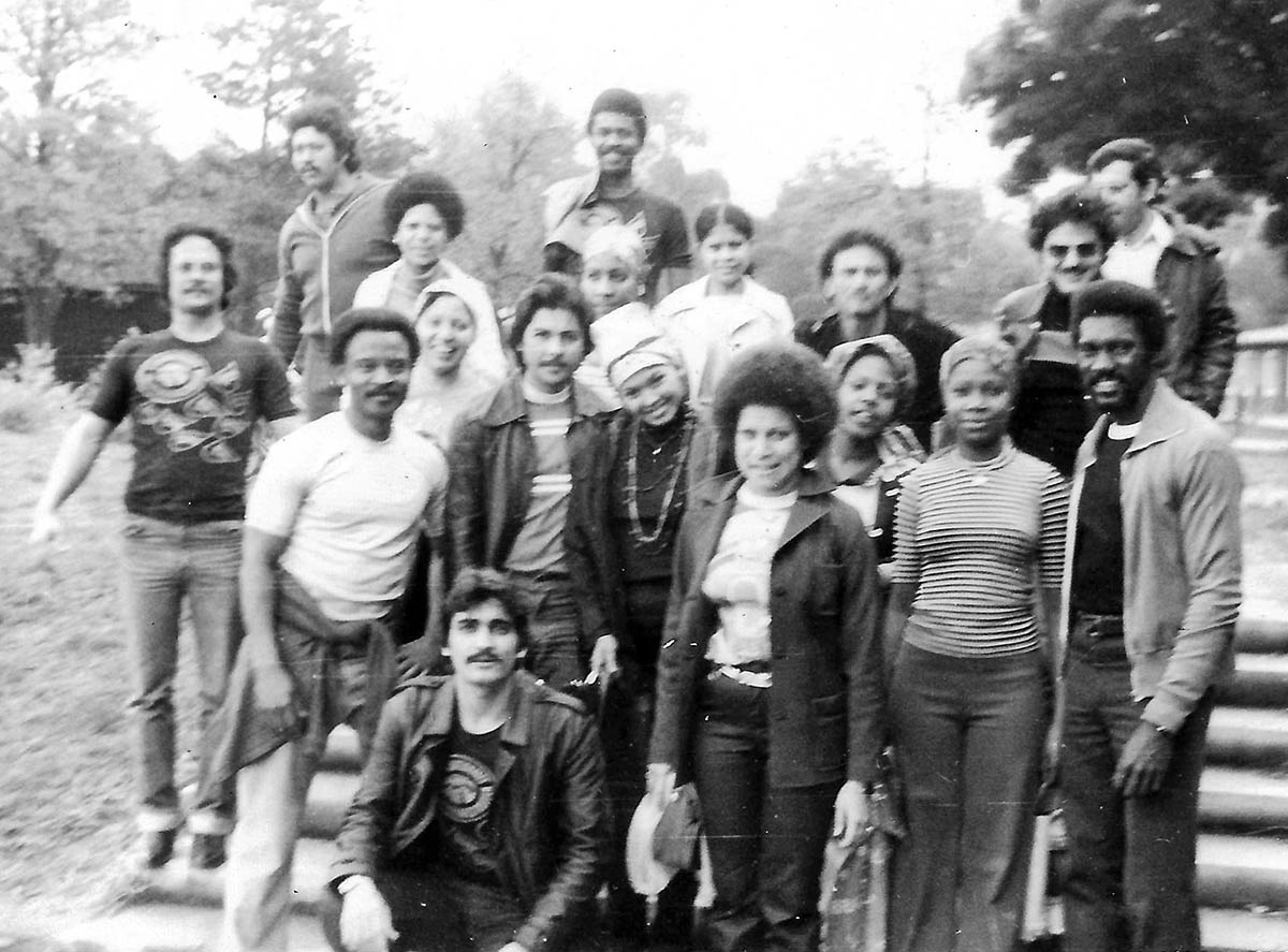 Gruppe kubanischer Vertragsarbeiter:innen. Leipzig 1980