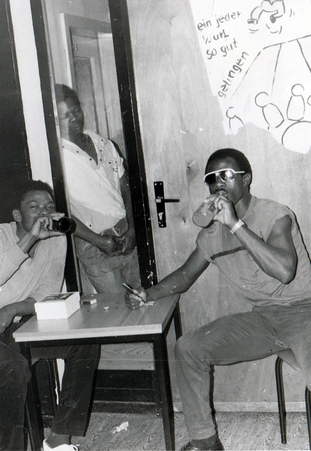 Ibraimo Alberto (rechts) Wohnheim mosambikanischer Vertragsarbeiter:innen, Berlin ~ 1986