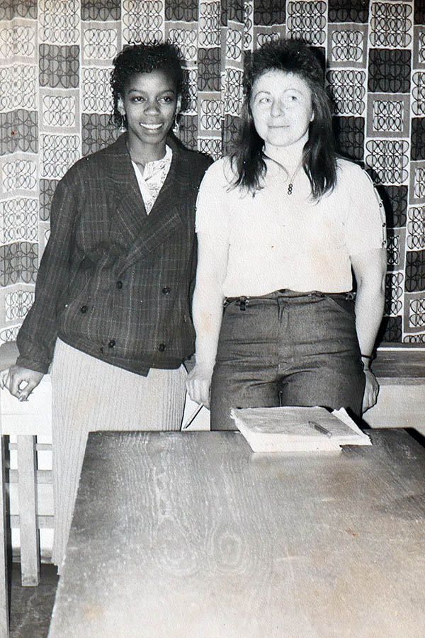 Teresa Cossa mit ihrer Deutschlehrerin, Schönbach 1987
