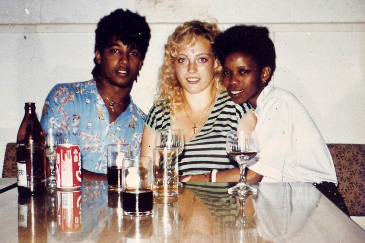 Teresa Cossa (rechts) mit Freunden, Schönbach ~1989